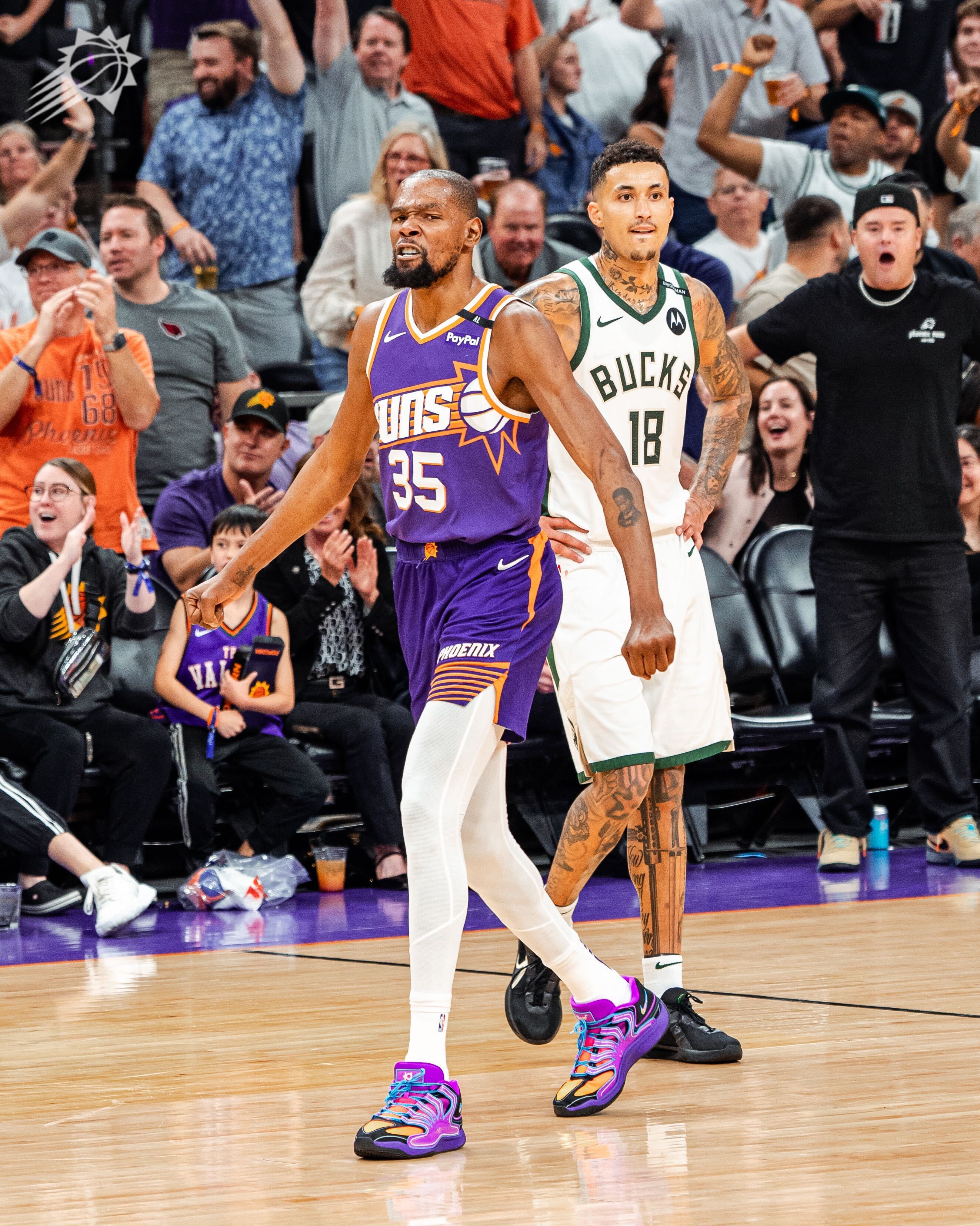 包含杜兰特迎来五赛季出色发挥，湖人观众热烈欢呼！的词条